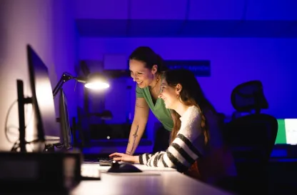 Aktualności | Uniwersytet WSB Merito Bydgoszcz: dwie studentki rozmawiające przy komputerze