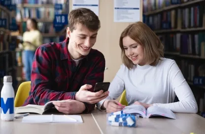 Aktualności | Uniwersytet WSB Merito Bydgoszcz: student pokazuje studentce ciekawą rzecz w telefonie