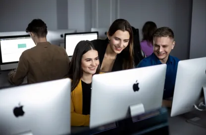 Aktualności | Uniwersytet WSB Merito Bydgoszcz: studenci pracujący przy komputerach