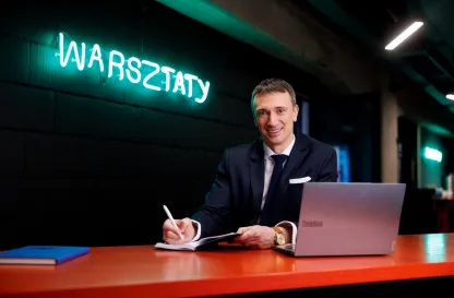 Aktualności | Uniwersytet WSB Merito Bydgoszcz: osoba siedząca przy komputerze w tle napis warsztaty