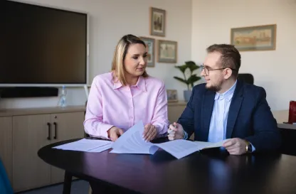 Aktualności | Uniwersytet WSB Merito Bydgoszcz: dwie osoby rozmawiają ze sobą