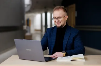 Aktualności | Uniwersytet WSB Merito Bydgoszcz: student pracujący przy laptopie