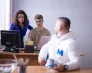 Siła i Odporność Psychiczna we Współczesnym Świecie – dołącz do konferencji 25-26 maja br. | online | Aktualności | Uniwersytet WSB Merito Bydgoszcz: student odwrócony w kierunku dwójki studentów siedzących przy komputerze