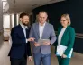 Wybór po studiach nie musi być trudny - uzyskaj dostęp do bezpłatnych podcastów | Aktualności | Uniwersytet WSB Merito Bydgoszcz: trzy osoby rozmawiające ze sobą 