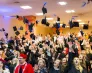 Człowiek 5.0. Jak mądrze rozwijać biznes w świecie technologii? | Aktualności | Uniwersytet WSB Merito Bydgoszcz: birety wyrzucone w górę po wręczeniu dyplomów