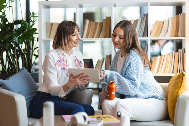 Pośrednictwo pracy | Uniwersytet WSB Merito Bydgoszcz: Pośrednictwo pracy_Bydgoszcz_dwie kobiety trzymające tablet