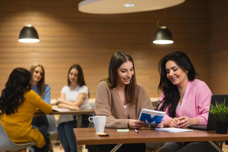 Studia podyplomowe w Bydgoszczy | Uniwersytet WSB Merito Bydgoszcz: Pośrednictwo pracy_Bydgoszcz_kobiety siedzące przy stole