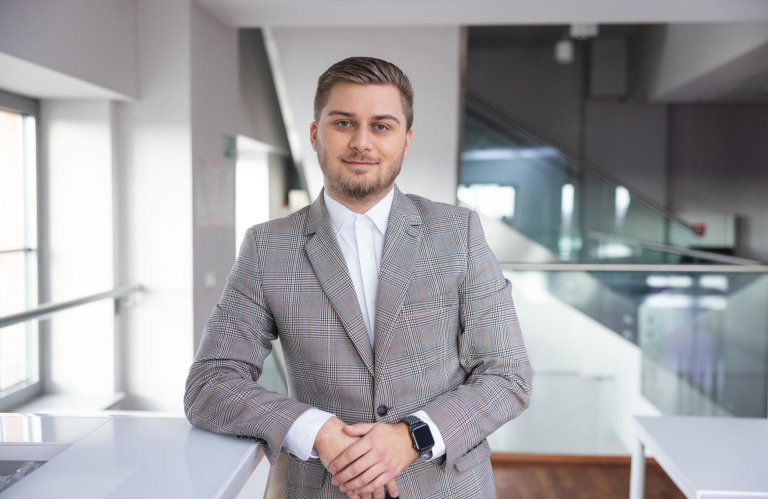 Lean Management | Studia podyplomowe w Bydgoszczy | Uniwersytet WSB Merito Bydgoszcz: uczestnik studiów podyplomowych Uniwersytetu WSB Merito Bydgoszcz na korytarzu uczelni