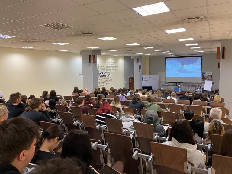 Maturzyści | Uniwersytet WSB Merito Bydgoszcz: szkoły_Bydgoszcz_uczniowie na auli