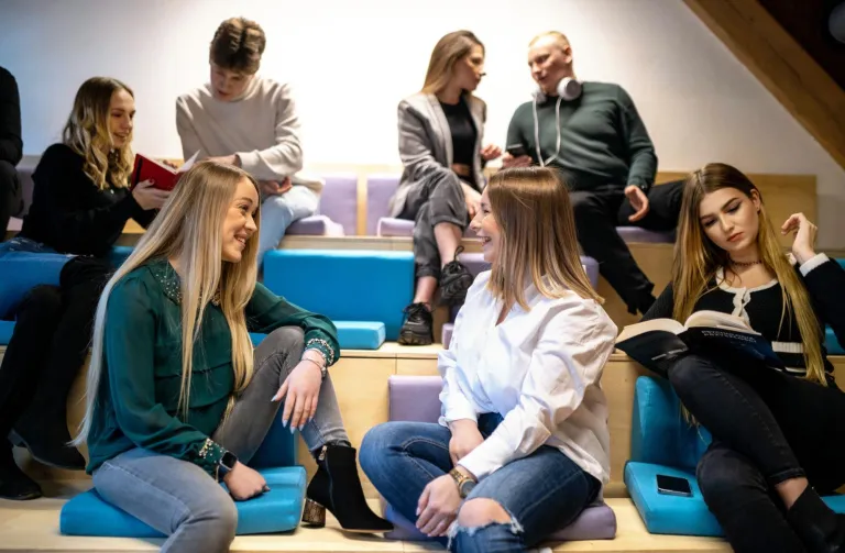 Uczelnia bez barier | Uniwersytet WSB Merito Bydgoszcz: studenci w sali wykładowej przed zajęciami