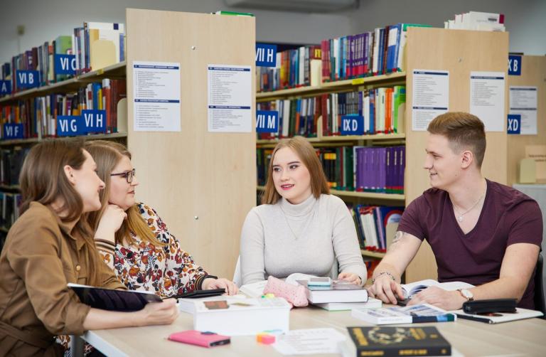 Cyfrowy uniwersytet | Uniwersytet WSB Merito Bydgoszcz: Główna grafika: Bydgoszcz - biblioteka Uniwersytetu WSB Merito Bydgoszcz - grupa studentów podczas nauki