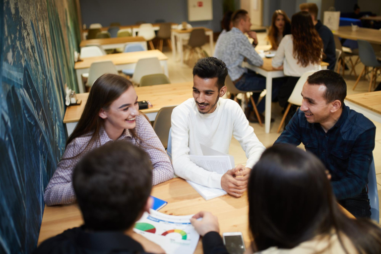 SPINAKER UWSB – Intensywne międzynarodowe programy kształcenia | Uniwersytet WSB Merito Bydgoszcz: grupka studentów w bistro Uniwersytetu WSB Merito Bydgoszcz