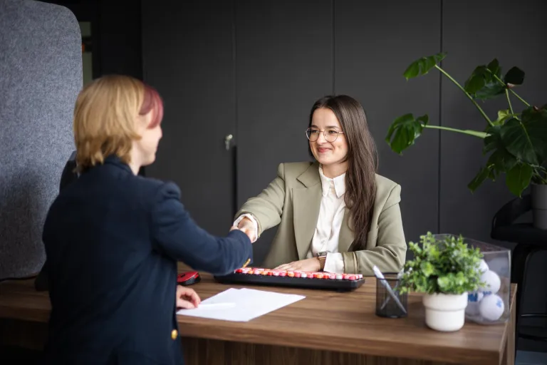 Program Firma | Uniwersytet WSB Merito Bydgoszcz: Program firma_Bydgoszcz_uścisk dłoni dwóch kobiet