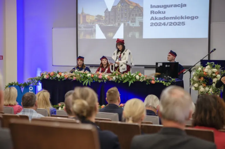 Poznaj nas | Uniwersytet WSB Merito Bydgoszcz: studenci, wykładowcy i władze Uniwersytetu WSB Merito Bydgoszcz podczas inauguracji roku akademickiego 2024/2025