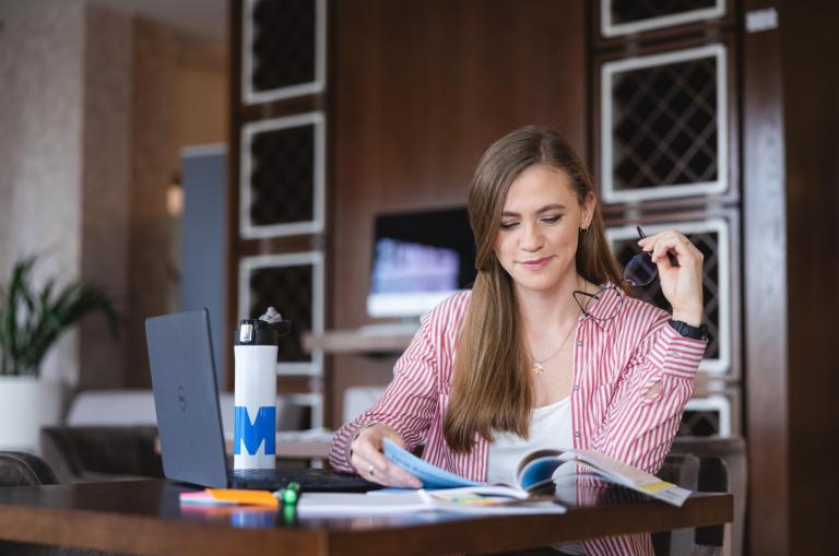 Studia II stopnia w Bydgoszczy | Uniwersytet WSB Merito Bydgoszcz: Główne zdjęcie: stypendia i zniżki - studia I stopnia i jednolite studia magisterskie - Uniwersytet WSB Merito w Toruniu - student w biurze obsługi Uniwersytetu WSB Merito Bydgoszcz