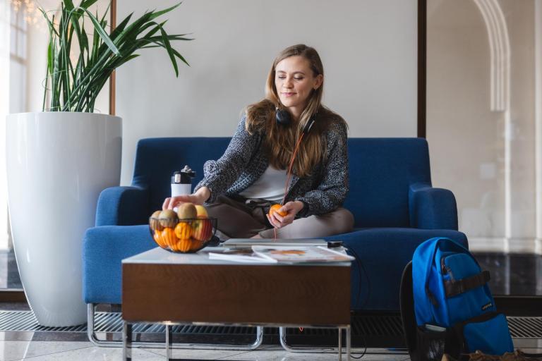 Projekty i usługi | Uniwersytet WSB Merito Bydgoszcz: studentka spędza czas wolny między zajęciami