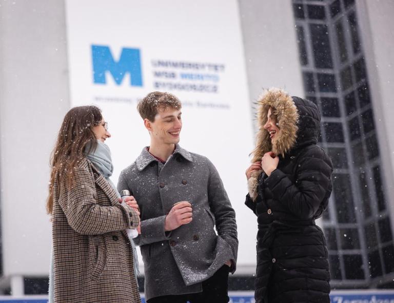 Strefa studenta | Uniwersytet WSB Merito Bydgoszcz: studenci podczas zimowego spaceru na terenie kampusu