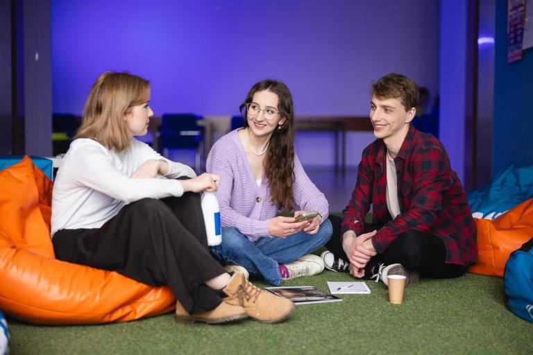 Samorząd studencki | Uniwersytet WSB Merito Bydgoszcz: Główna grafika: Kontynuuj studia - Uniwersytet WSB Merito Bydgoszcz - studenci spędzają wspólnie czas między zajęciami w strefie studenta na uczelni