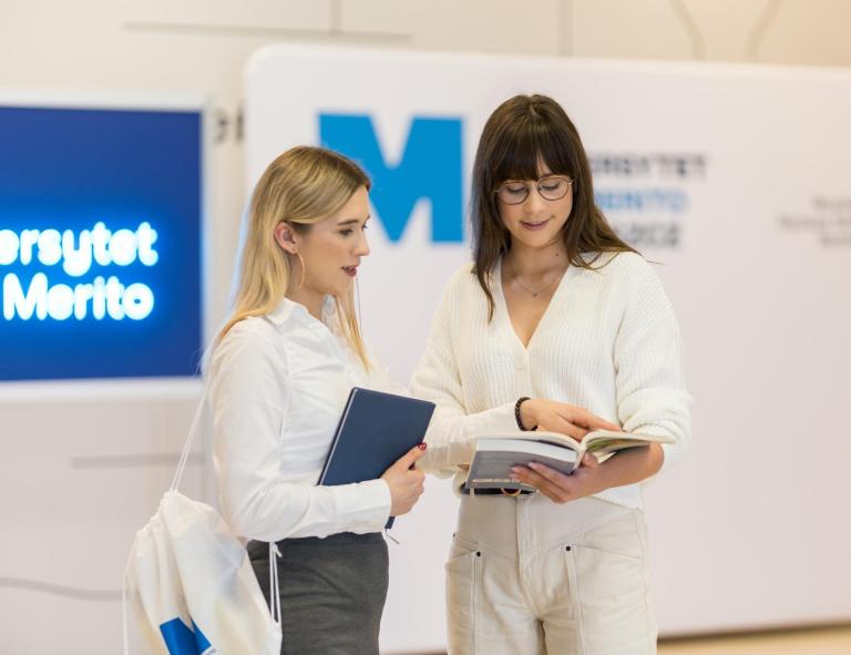 Stypendia i zniżki | Uniwersytet WSB Merito Bydgoszcz: studentki na korytarzu uczelni Uniwersytetu WSB Merito Bydgoszcz