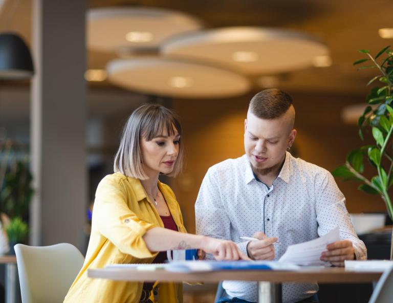 Pedagogika | Studia I stopnia w Bydgoszczy | Uniwersytet WSB Merito Bydgoszcz: Główna grafika: Bydgoszcz-studia I stopnia-studenci tworzą razem projekt