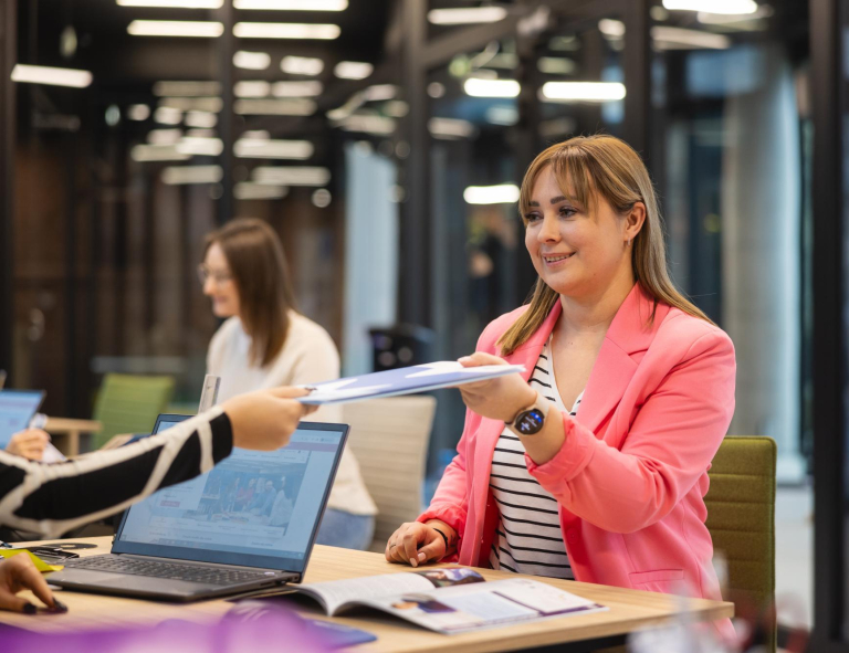 E-marketing | Studia I stopnia w Bydgoszczy | Uniwersytet WSB Merito Bydgoszcz: Główna grafika: Bydgoszcz-studia I stopnia-studentka w biurze rekrutacji