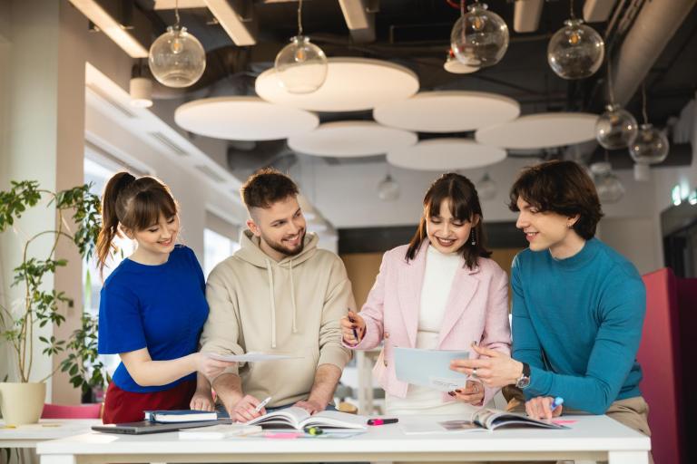 Zarządzanie marką | Studia I stopnia w Bydgoszczy | Uniwersytet WSB Merito Bydgoszcz: Główna grafika: Bydgoszcz-studia I stopnia-grupa studentów podczas nauki