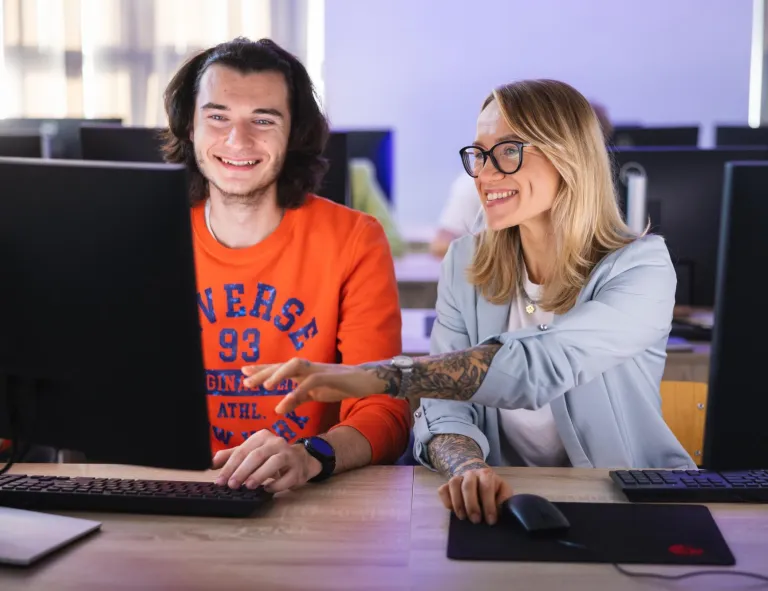 Czesne, stypendia i zniżki | Uniwersytet WSB Merito Bydgoszcz: Główna grafika: Bydgoszcz-studia I stopnia-studenci podczas zajęć