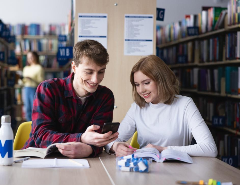 Zarządzanie zasobami ludzkimi | Studia I stopnia w Bydgoszczy | Uniwersytet WSB Merito Bydgoszcz: Studenci uczą się razem w bibliotece 
