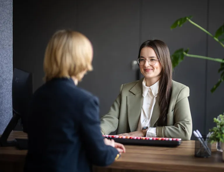Marketing in the Digital Economy | Studia II stopnia w Bydgoszczy | Uniwersytet WSB Merito Bydgoszcz: Główna grafika: Bydgoszcz-studia I stopnia-studenci podczas rozmowy
