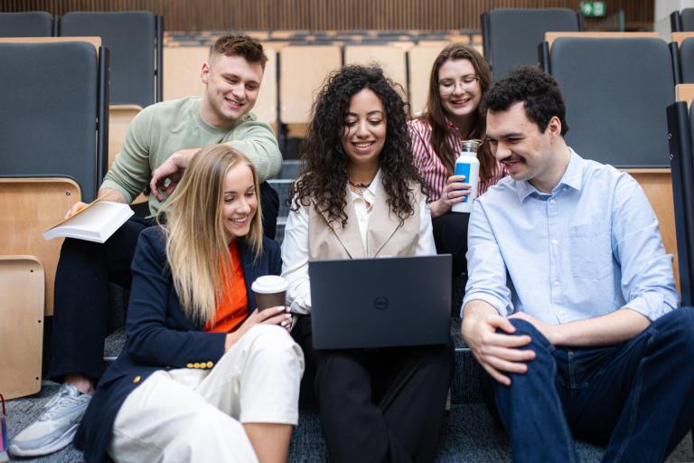 International Business | Studia I stopnia w Bydgoszczy | Uniwersytet WSB Merito Bydgoszcz: Główna grafika: Bydgoszcz-studia I stopnia-grupa studentów z laptopem