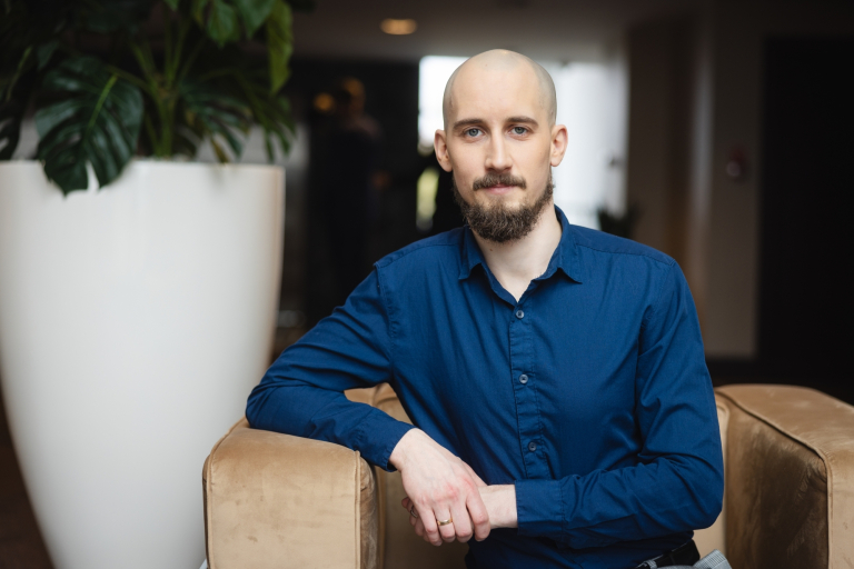 Studia MBA w Bydgoszczy | Uniwersytet WSB Merito Bydgoszcz: Paweł Nowinski MBA Bydgoszcz uczestnik siedzi oparty mezczyzna 