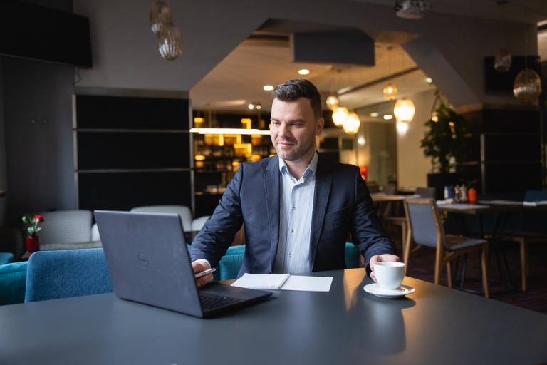 Menedżer projektu, studia podyplomowe: Główna grafika: Toruń - studia podyplomowe - Uczestnik studiów podyplomowych podczas zajęć