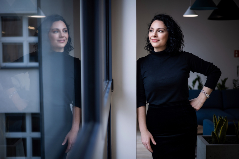 Fintech - innowacje technologiczne na rynku finansowym | Studia podyplomowe w Bydgoszczy | Uniwersytet WSB Merito Bydgoszcz: Główna grafika: Toruń - studia podyplomowe - Uczestniczka studiów podyplomowych z odbiciem w oknie