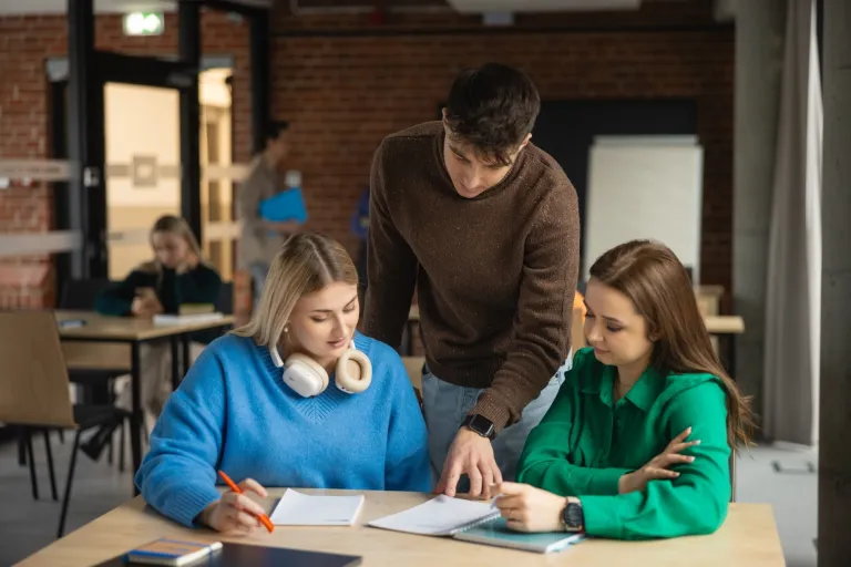 Kompleksowy program wsparcia kierunków Logistyka i Inżynieria Zarządzania kształcących na potrzeby branż kluczowych | Uniwersytet WSB Merito Bydgoszcz: Grupa studentów pracująca nad projektem