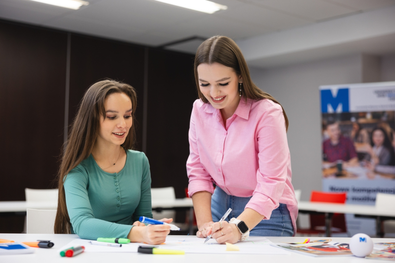 Kadry i płace, studia podyplomowe: Studentki pracujące nad projektem