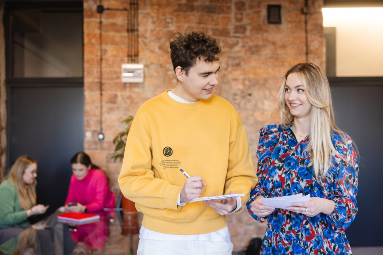 Trening menedżerski, studia podyplomowe: Rozmawiający studenci