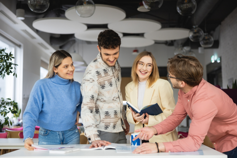 Analityk finansowy, studia podyplomowe: Grupa studentów pracująca nad projektem