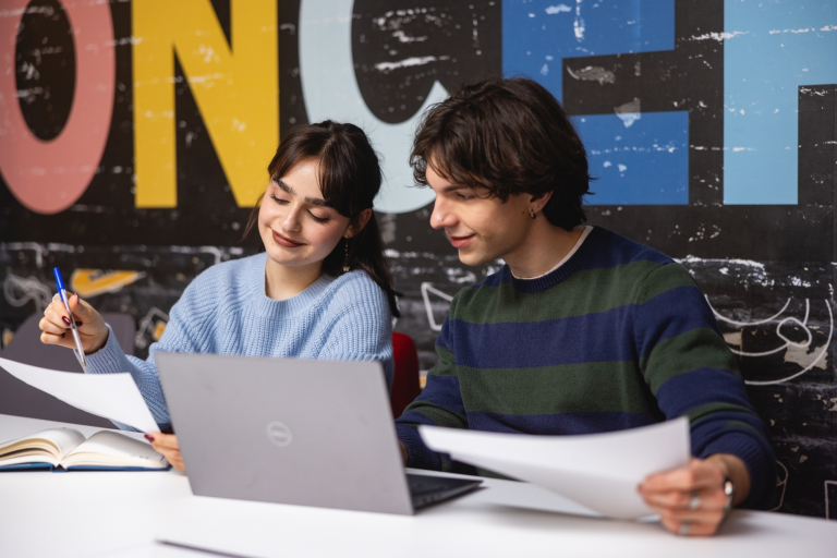 Kadry i płace, studia podyplomowe: Studenci pracujący przy komputerze