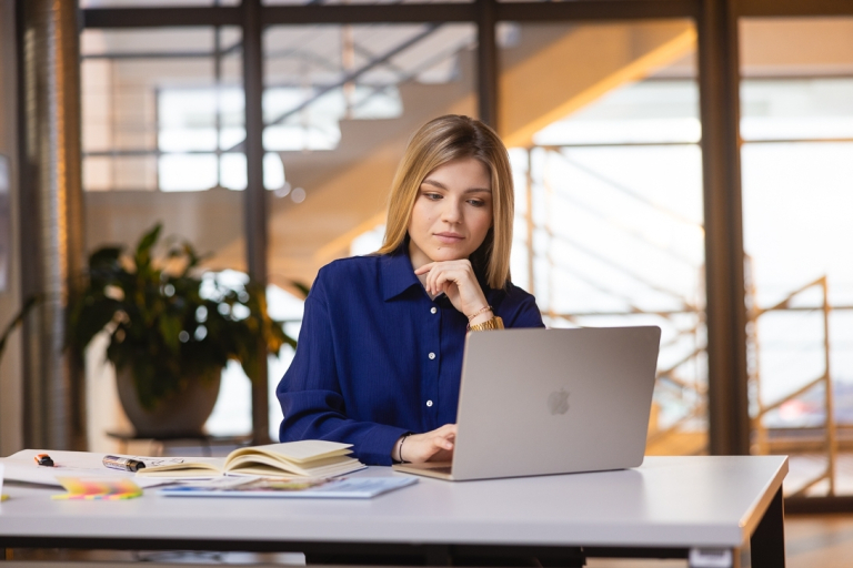 Kadry i płace, studia podyplomowe: Studentka przy laptopie