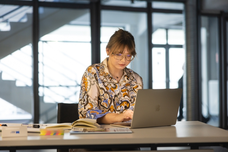 Projektowanie komunikacji produktowej | Studia I stopnia w Bydgoszczy | Uniwersytet WSB Merito Bydgoszcz: Studentka przy laptopie