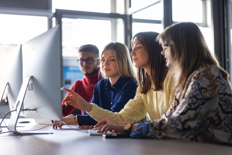 Business English, studia podyplomowe: Studenci w sali informatycznej