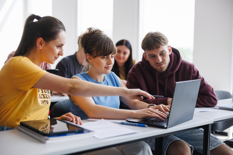 Kompetentna administracja – silne fundamenty nowoczesnej uczelni | Uniwersytet WSB Merito Bydgoszcz: Studenci w projekcie grupowym