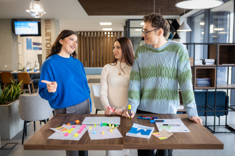 Prawo dla menedżera, studia podyplomowe: Grupa studentów pracująca nad projektem
