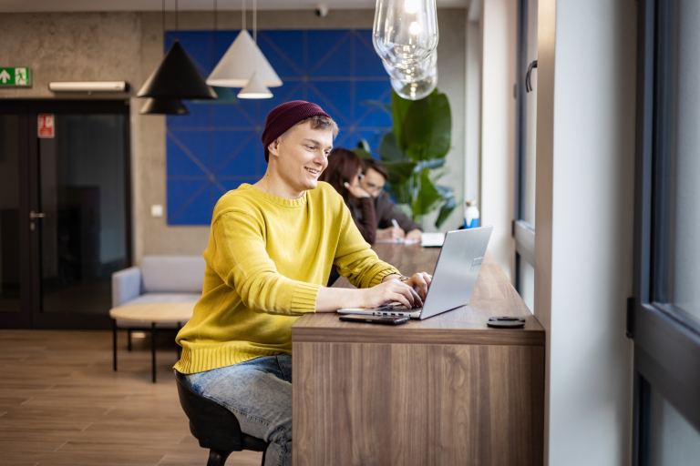 Controlling w praktyce, studia podyplomowe: Student przy laptopie