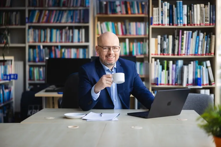 MBA Management 4.0 | Studia MBA w Bydgoszczy | Uniwersytet WSB Merito Bydgoszcz: uczestnik MBA w bibliotece przy kawie 