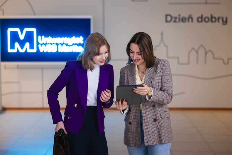 Strefa studenta | Uniwersytet WSB Merito Bydgoszcz: Studentki uczą się na tablecie na UWSB Merito