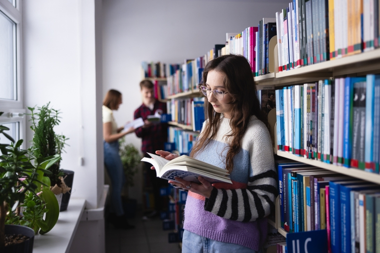 Doradca w procesie sukcesji | Studia podyplomowe w Bydgoszczy | Uniwersytet WSB Merito Bydgoszcz: bydgoszcz_biblioteka_studentka