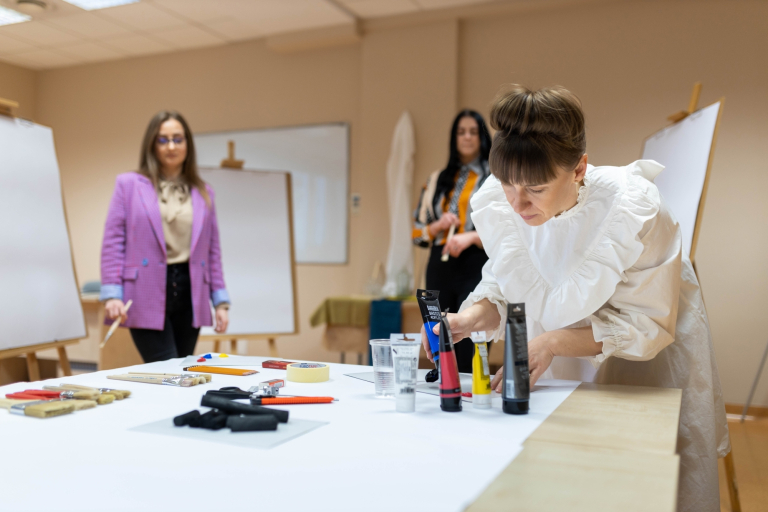 Wystawa prac studentów kierunku design w biznesie | 06.02–03.03.2026 | Aktualności | Uniwersytet WSB Merito Bydgoszcz: studenci podczas prac