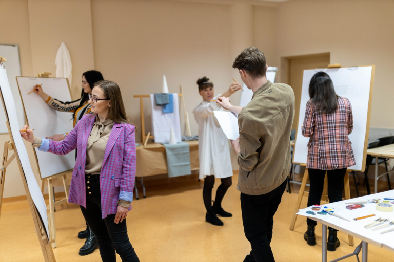 Wystawa prac studentów kierunku design w biznesie | 06.02–03.03.2026 | Aktualności | Uniwersytet WSB Merito Bydgoszcz: studenci podczas prac