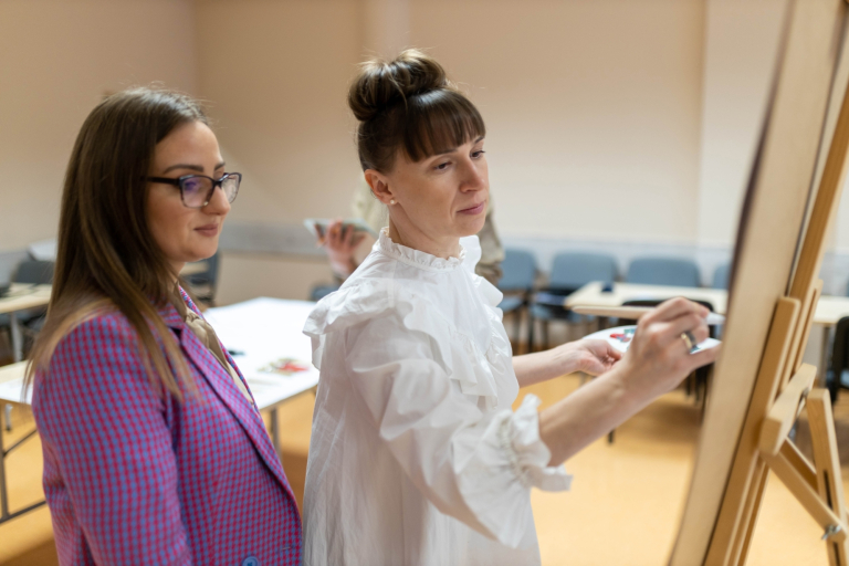 Wystawa prac studentów kierunku design w biznesie | 06.02–03.03.2026 | Aktualności | Uniwersytet WSB Merito Bydgoszcz: studenci podczas prac